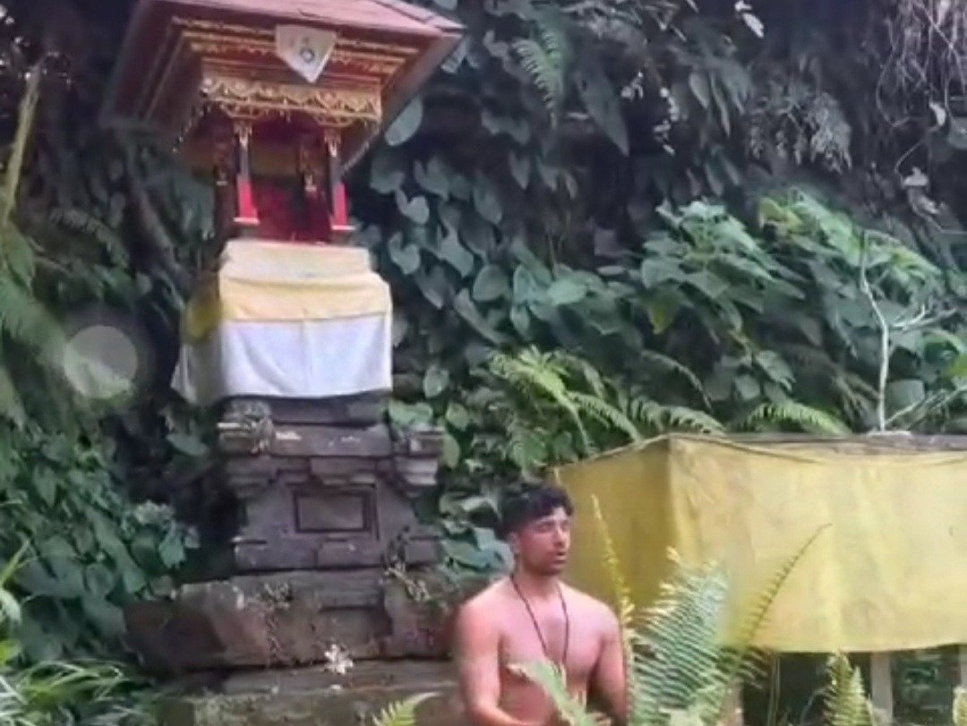 Warganet Geram Bule Bugil di Pelinggih Pura 